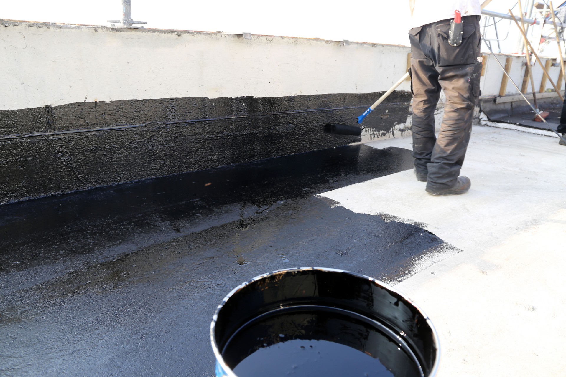 Bitumen primer for a flat roof sealing